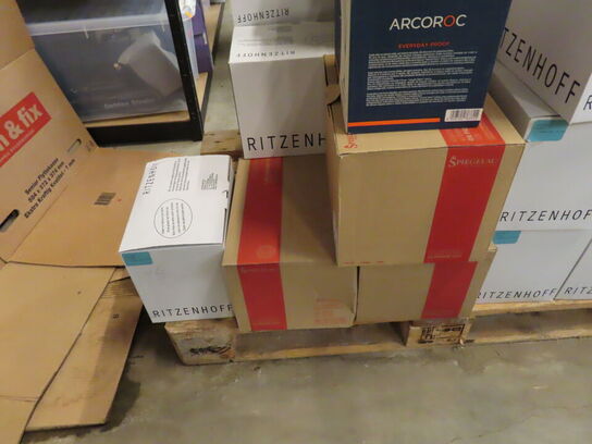 Glas, service, bøjler, sterinlys m.m.