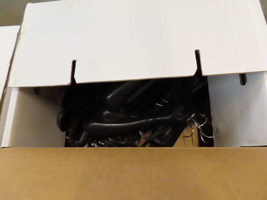 Glas, service, bøjler, sterinlys m.m.