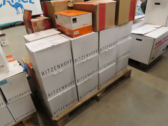 Glas, service, bøjler, sterinlys m.m.