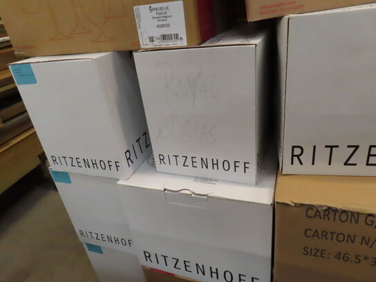 Glas, service, bøjler, sterinlys m.m.