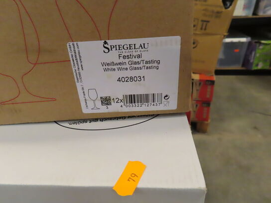 Glas, service, bøjler, sterinlys m.m.