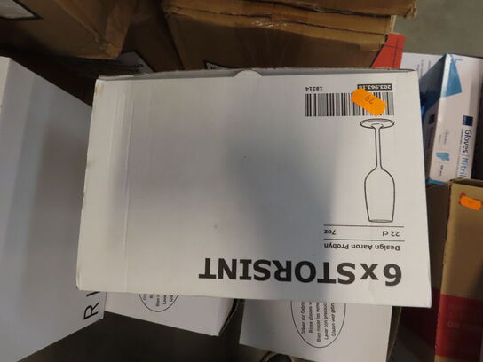 Glas, service, bøjler, sterinlys m.m.