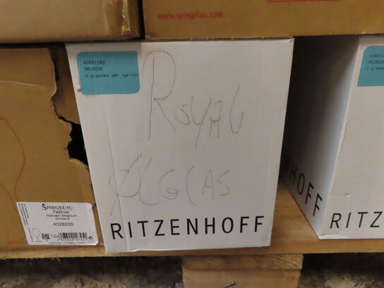 Glas, service, bøjler, sterinlys m.m.