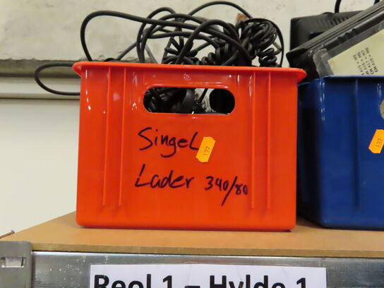 2 stk. reoler med indhold