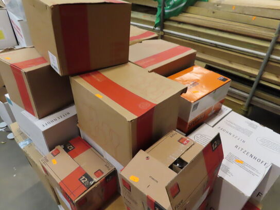 Glas, service, bøjler, sterinlys m.m.