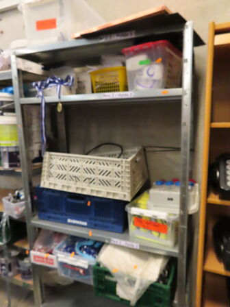 2 stk. reoler med indhold