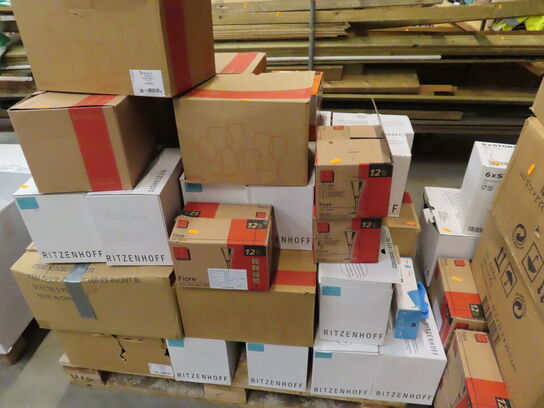 Glas, service, bøjler, sterinlys m.m.