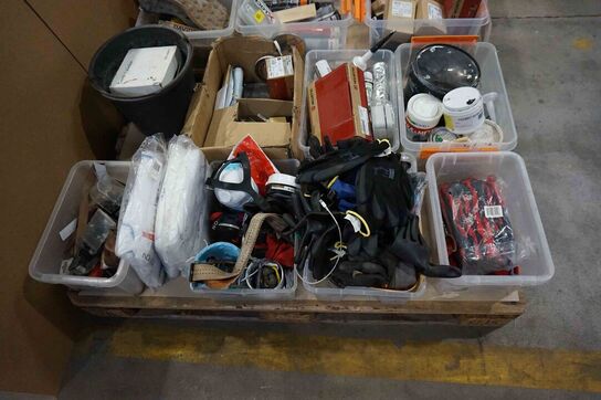 2 paller med hyldevarer fra firmabil 