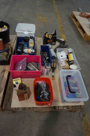 2 paller med hyldevarer fra firmabil 