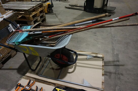 Ass. Håndværktøj fra firmabil samt trillebør 