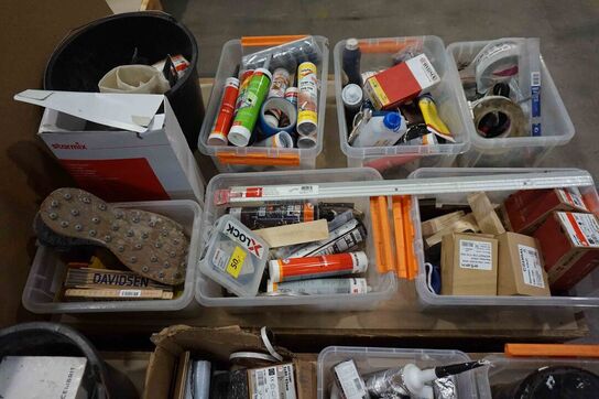 2 paller med hyldevarer fra firmabil 