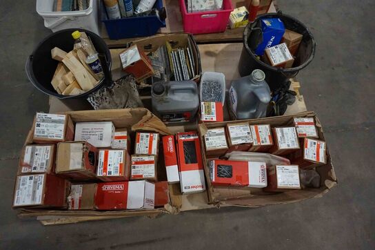 2 paller med hyldevarer fra firmabil 