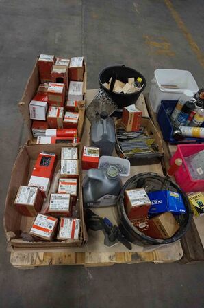 2 paller med hyldevarer fra firmabil 