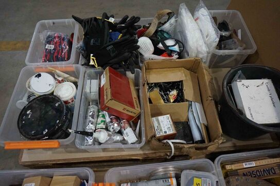 2 paller med hyldevarer fra firmabil 