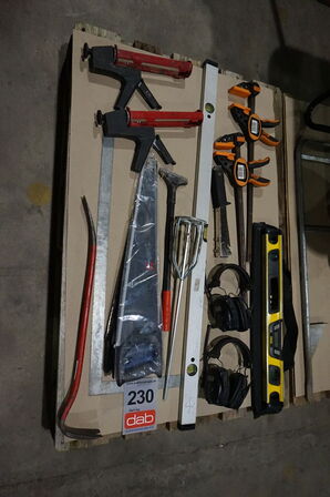 Ass. Håndværktøj fra firmabil samt trillebør 