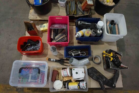 2 paller med hyldevarer fra firmabil 