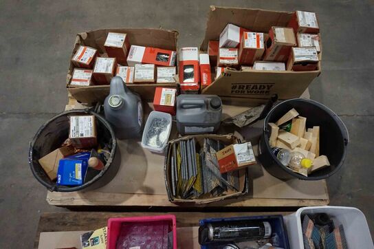 2 paller med hyldevarer fra firmabil 