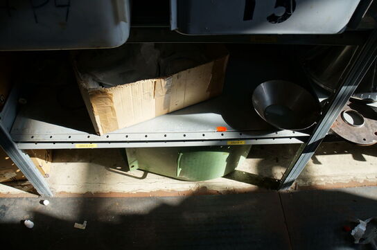 Indhold på reol af diverse reservedele