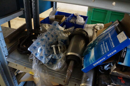 Indhold på reol af diverse reservedele