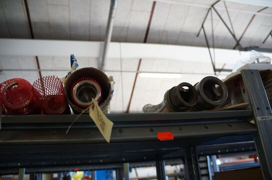 Indhold på reol af diverse reservedele