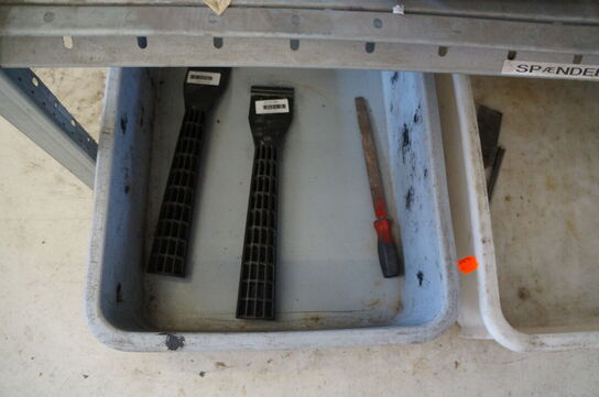 Indhold på reol af diverse reservedele