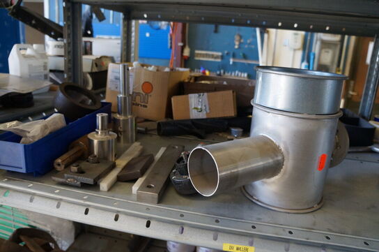 Indhold på reol af diverse reservedele