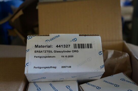 Indhold på reol af diverse reservedele