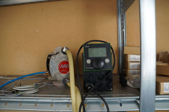 Indhold på reol af diverse reservedele