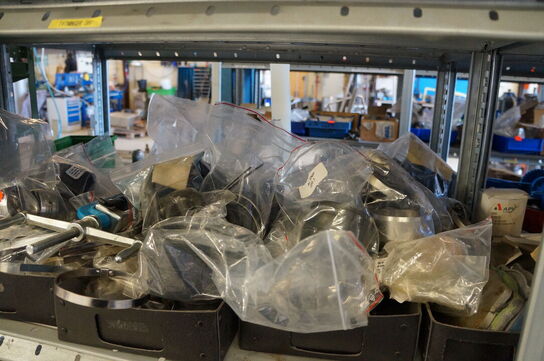 Indhold på reol af diverse reservedele