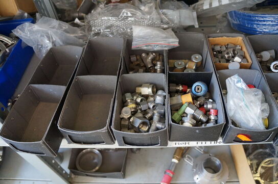 Indhold på reol af diverse reservedele