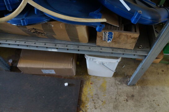 Indhold på reol af diverse reservedele