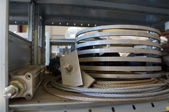 Indhold på reol af diverse reservedele