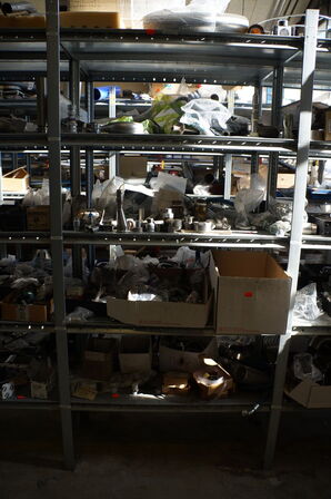 Indhold på reol af diverse reservedele