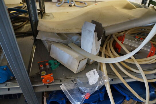 Indhold på reol af diverse reservedele