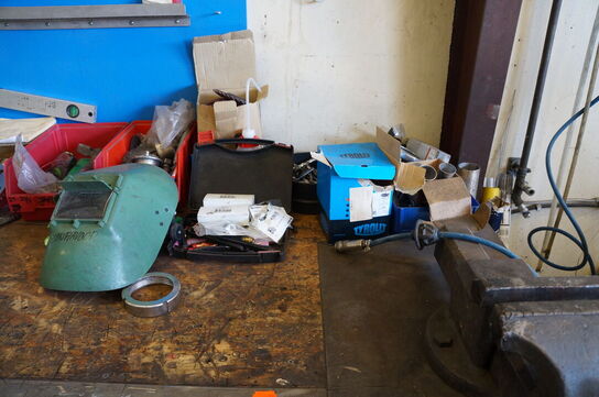 Svejse/arbejdsbord med indhold