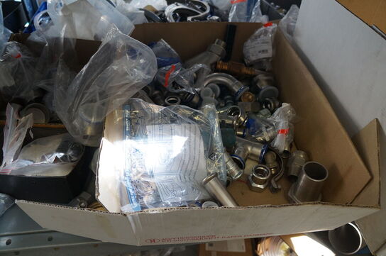 Indhold på reol af diverse reservedele