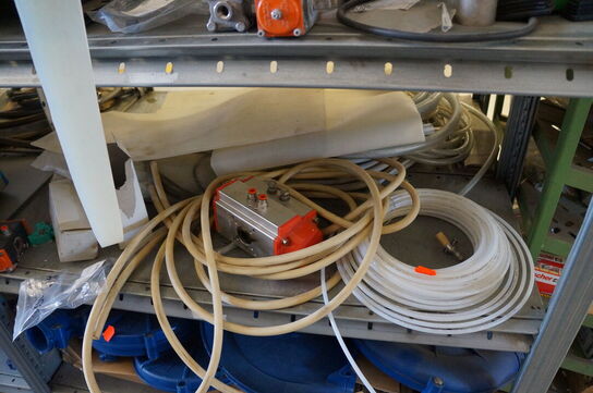 Indhold på reol af diverse reservedele