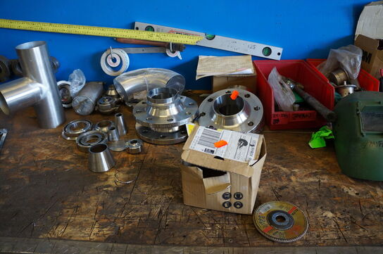 Svejse/arbejdsbord med indhold