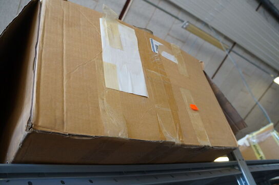 Indhold på reol af diverse reservedele