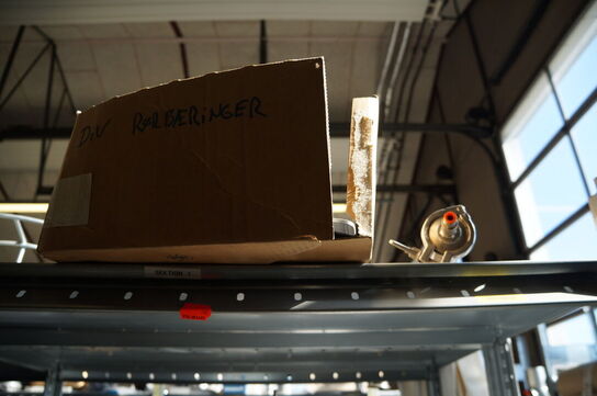 Indhold på reol af diverse reservedele