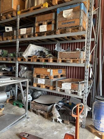 Indhold på pallereol af diverse el-artikler