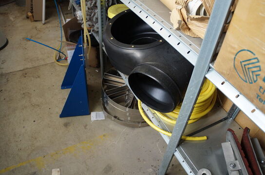 Indhold på reol af diverse reservedele