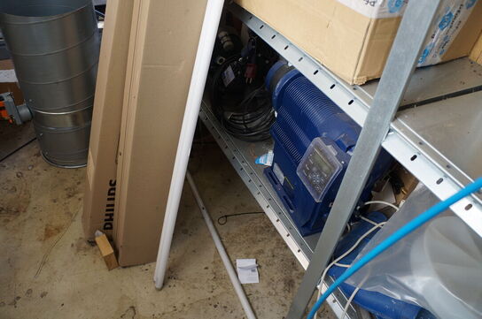 Indhold på reol af diverse reservedele