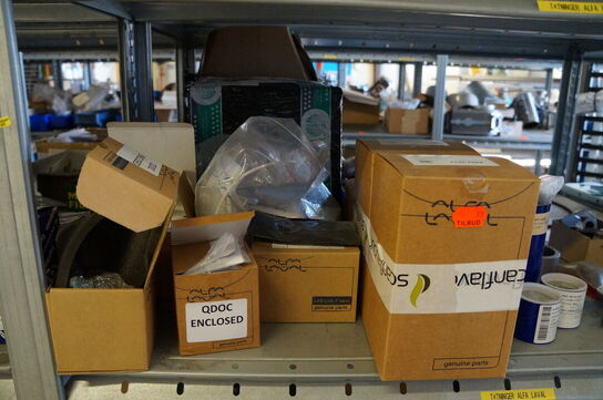 Indhold på reol af diverse reservedele