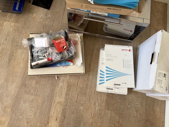 Bord inkl. Diverse kontorartikler