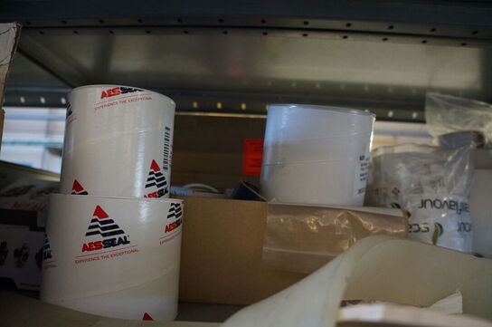 Indhold på reol af diverse reservedele