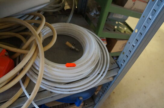 Indhold på reol af diverse reservedele