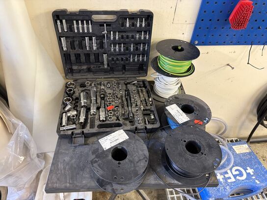 2 stk. værkstedsophæng, topnøglesæt, m.v.