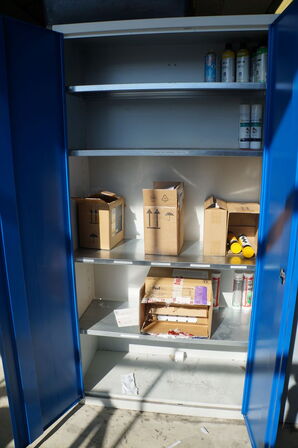 Værkstedsskab med indhold BLIKA