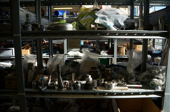 Indhold på reol af diverse reservedele